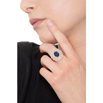 Bague halo en or rose 18k avec des saphirs bleus