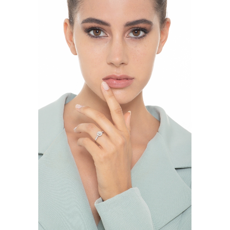 Bague en or blanc 18k avec diamant central et pavé