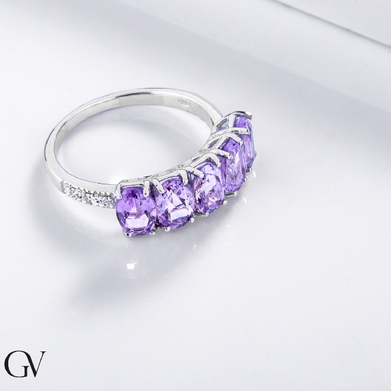 Bague en or blanc 18 carats avec 5 améthystes ovales et diamants  Bague en or blanc 18 carats avec 5 améthystes ovales et diamants