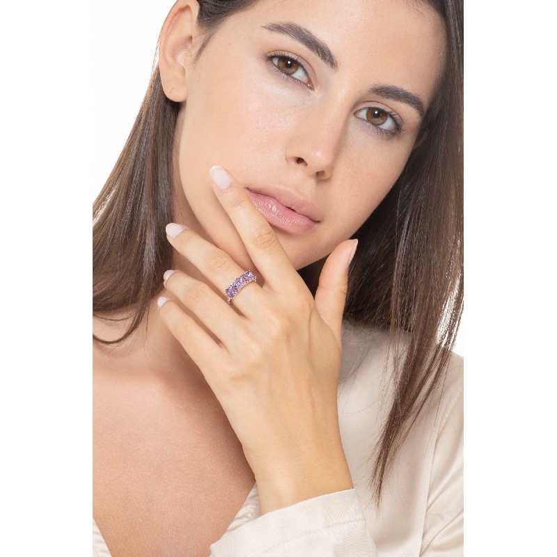 Bague en or blanc 18 carats avec 5 améthystes ovales et diamants  Bague en or blanc 18 carats avec 5 améthystes ovales et diamants