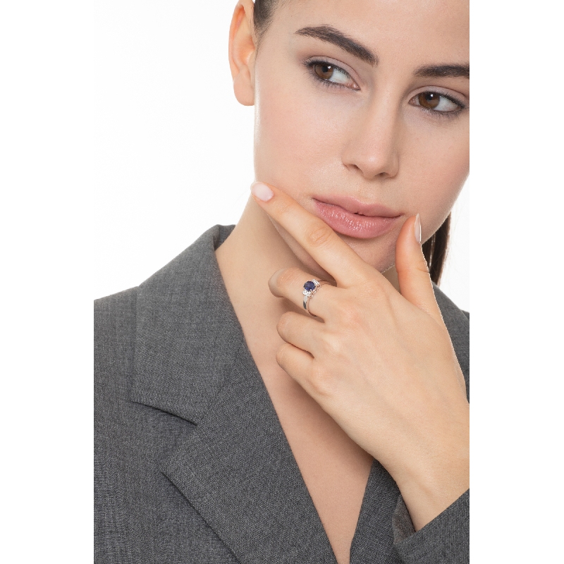 Bague en or blanc 18k avec un saphir bleu taille ovale Bague en or blanc 18k avec un saphir bleu taille ovale