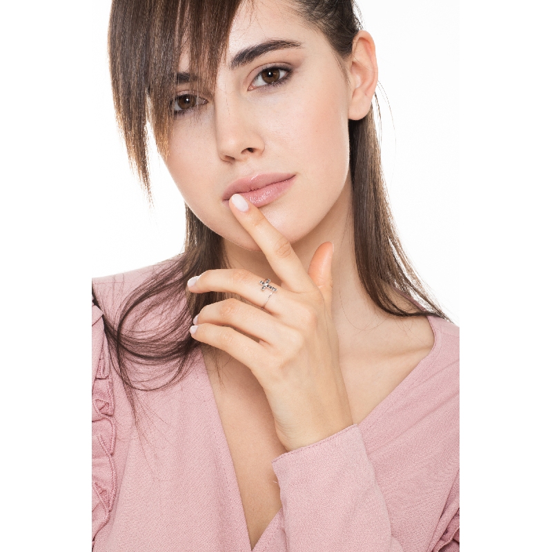 Bague en or blanc 18k avec une croix en diamants noirs Bague en or blanc 18k avec une croix en diamants noirs