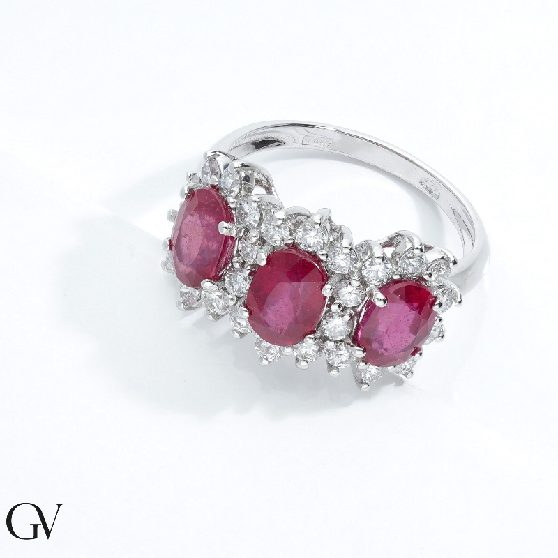 Bague en or blanc 18K avec trois rubis ovales et diamants Bague en or blanc 18K avec trois rubis ovales et diamants