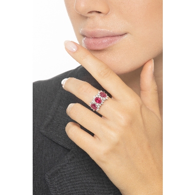 Bague en or blanc 18K avec trois rubis ovales et diamants