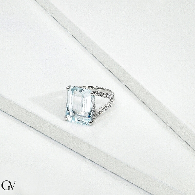 Bague Or Blanc 18k avec aigue-marine rectangulaire et diamants latéraux