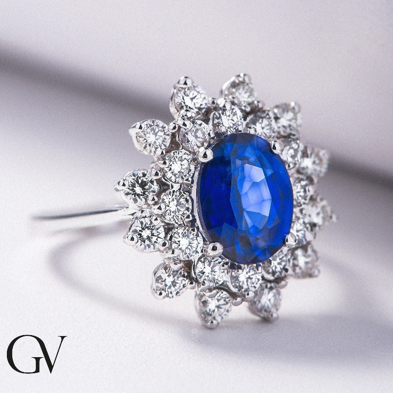 Bague double halo en or blanc 18 carats avec un saphir bleu Bague double halo en or blanc 18 carats avec un saphir bleu