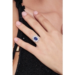 Bague double halo en or blanc 18 carats avec un saphir bleu 2