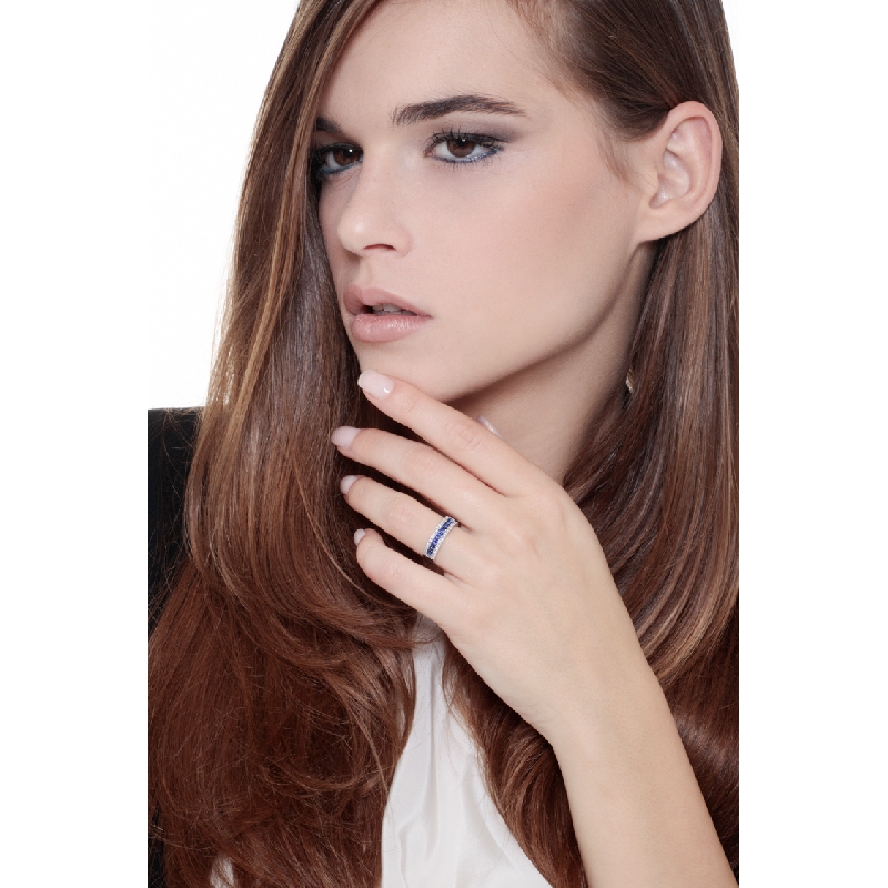 Bague bande centrale avec diamants et saphirs en Or 18k