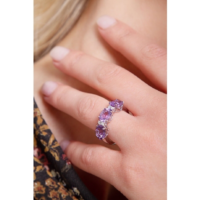 Bague en or blanc 18 carats avec des diamants et des améthystes