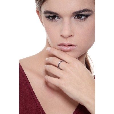 Alliance en or blanc avec diamant et saphirs