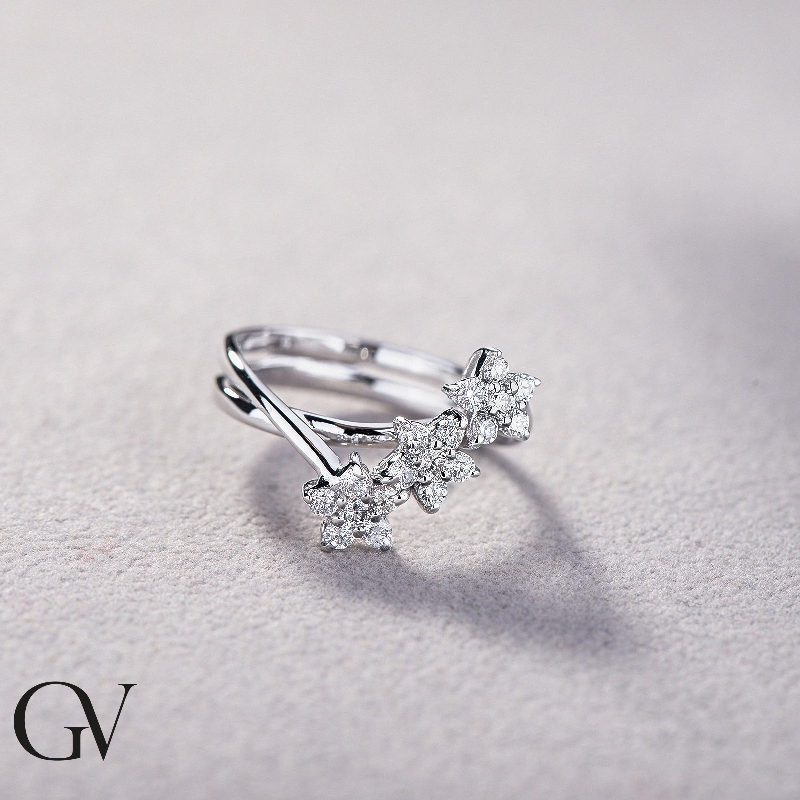 Bague pour femme en or blanc 18k ornée de trois fleur en diamants Bague pour femme en or blanc 18k ornée de trois fleur en diamants