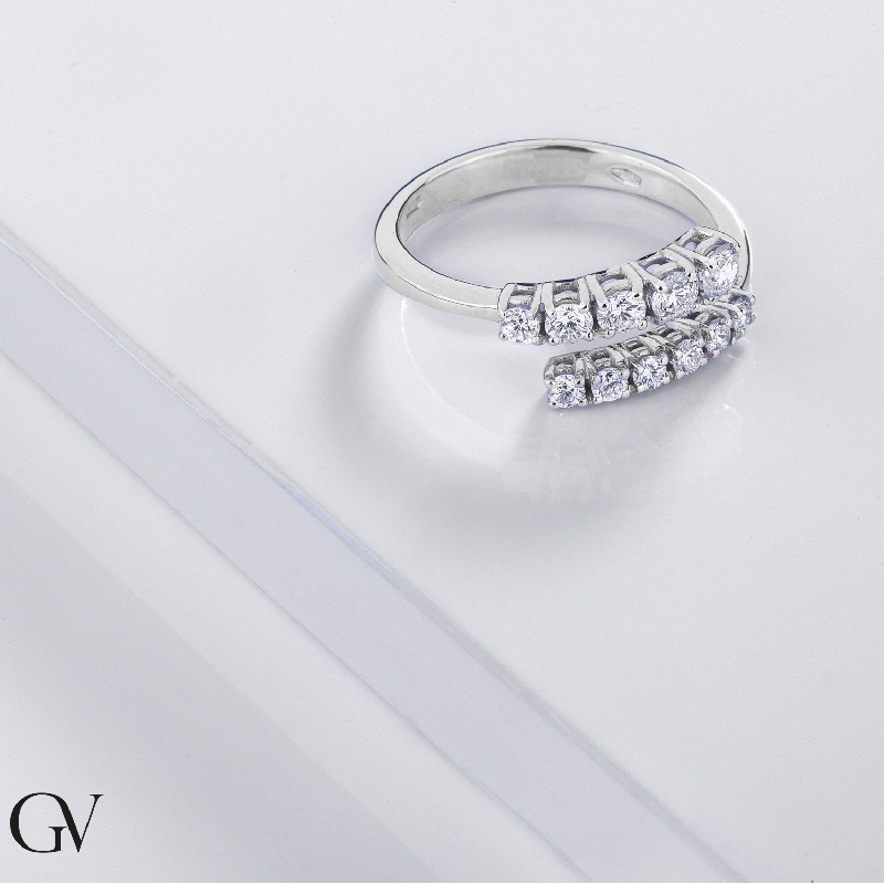 Bague contrarié en or blanc avec diamants