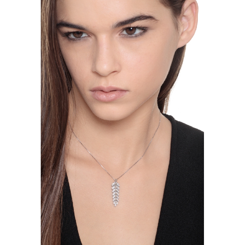 Collier en Or Blanc 18k avec Pendentif Plume en Diamants Blancs et Bruns Collier en Or Blanc 18k avec Pendentif Plume en Diamants Blancs et Bruns