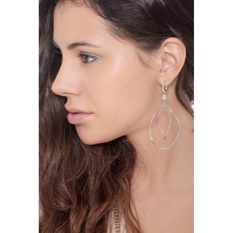 Boucles d’oreilles pendantes ovales en or blanc 750 avec diamants