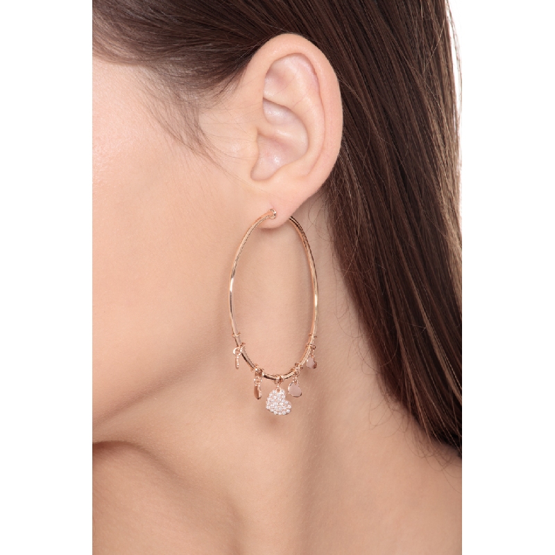 Boucles d'oreilles en créole en or rose 18k avec pendentifs en forme de cœur