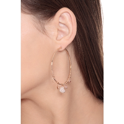 Boucles d'oreilles en créole en or rose 18k avec pendentifs en forme de cœur