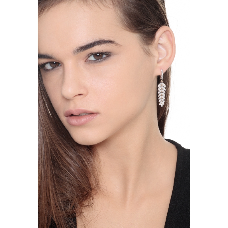 Boucles d’oreilles pendantes plume en or blanc 18k avec diamants