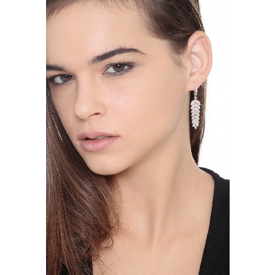 Boucles d’oreilles pendantes plume en or blanc 18k avec diamants