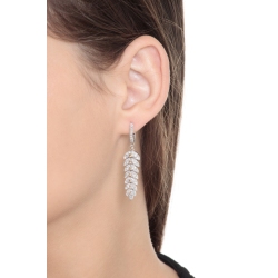 Boucles d’oreilles pendantes plume en or blanc 18k avec diamants 2