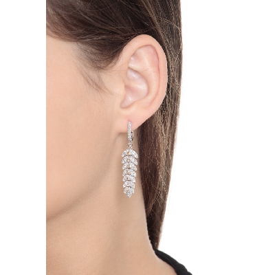Boucles d’oreilles pendantes plume en or blanc 18k avec diamants