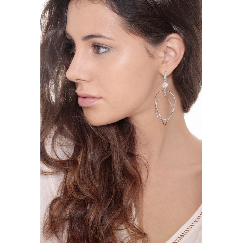 Boucles d’oreilles pendantes ovales en or blanc 18k avec diamants Boucles d’oreilles pendantes ovales en or blanc 18k avec diamants