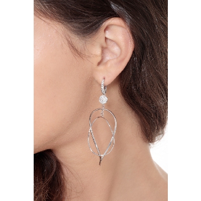 Boucles d’oreilles pendantes ovales en or blanc 18k avec diamants
