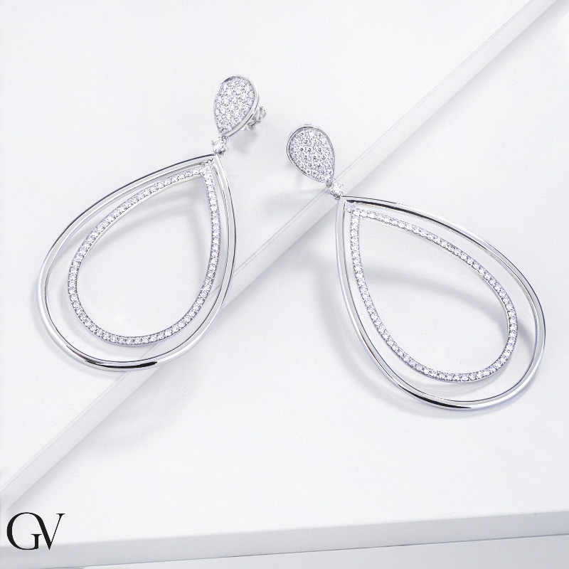 Boucles d’oreilles élégantes femme avec diamants en forme de goutte Boucles d’oreilles élégantes femme avec diamants en forme de goutte