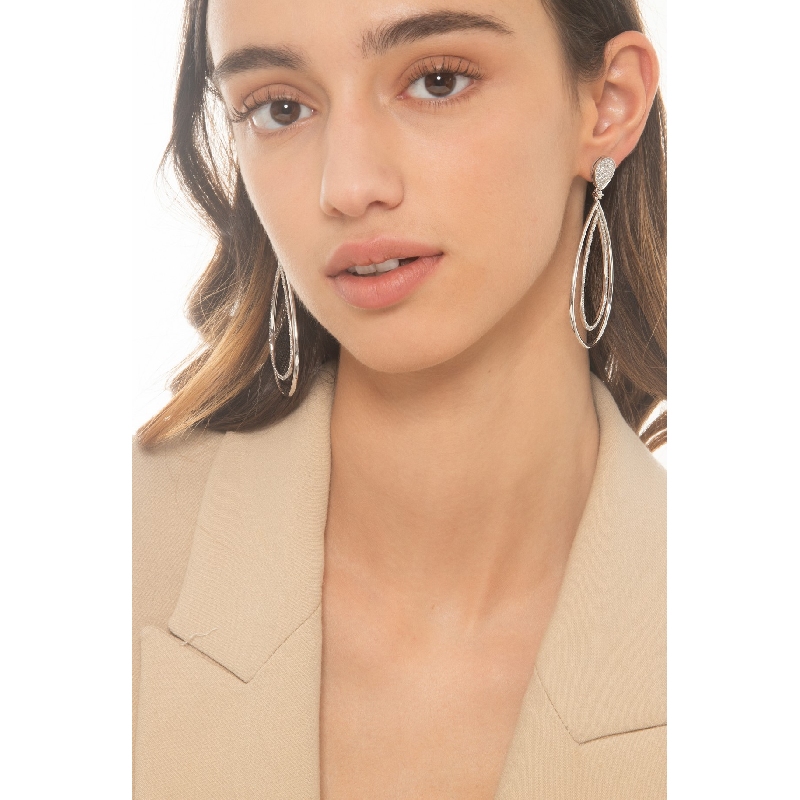 Boucles d’oreilles élégantes femme avec diamants en forme de goutte Boucles d’oreilles élégantes femme avec diamants en forme de goutte