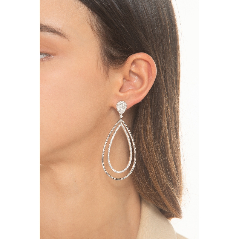 Boucles d’oreilles élégantes femme avec diamants en forme de goutte Boucles d’oreilles élégantes femme avec diamants en forme de goutte