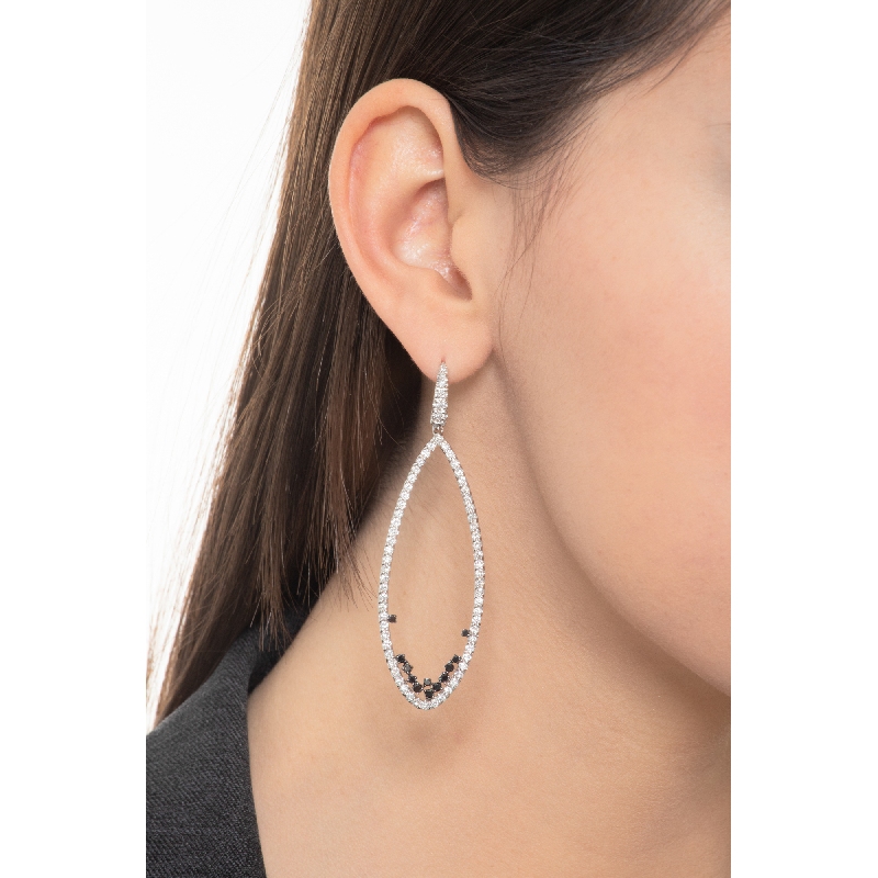 Boucles d’oreilles ovales en or blanc avec diamants blancs et noirs, 68 mm Boucles d’oreilles ovales en or blanc avec diamants blancs et noirs, 68 mm