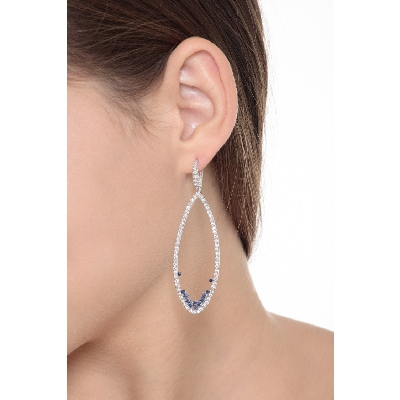 Boucles d'oreilles ovales en or blanc 18k avec diamants et saphirs bleus