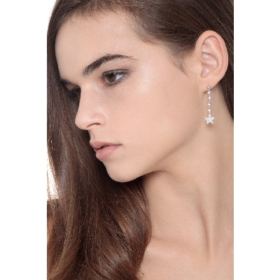 Boucles d'oreilles étoiles en or blanc 18k avec diamants
