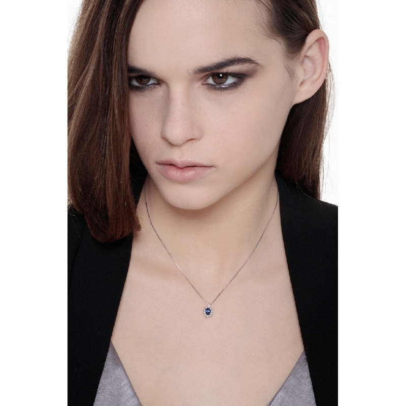 Collier halo en or blanc 18K saphir bleu 6x4 mm