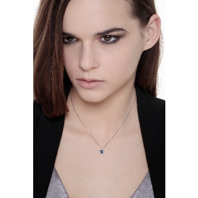Collier halo en or blanc 18K saphir bleu 6x4 mm
