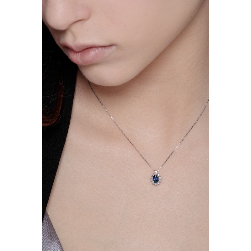 Collier halo en or blanc 18K saphir bleu 6x4 mm