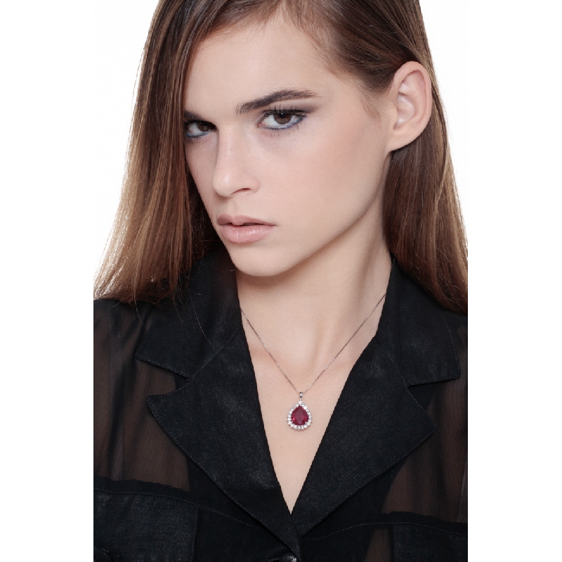 Collier raffiné en or blanc 18k avec rubis et diamants Collier raffiné en or blanc 18k avec rubis et diamants