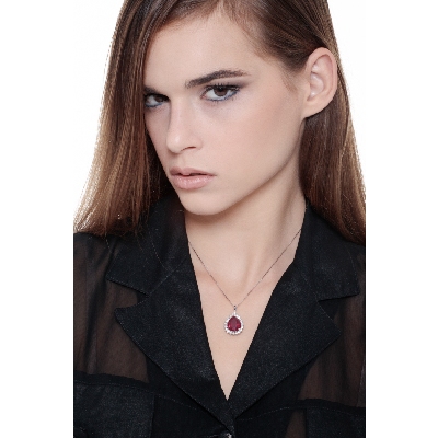 Collier raffiné en or blanc 18k avec rubis et diamants