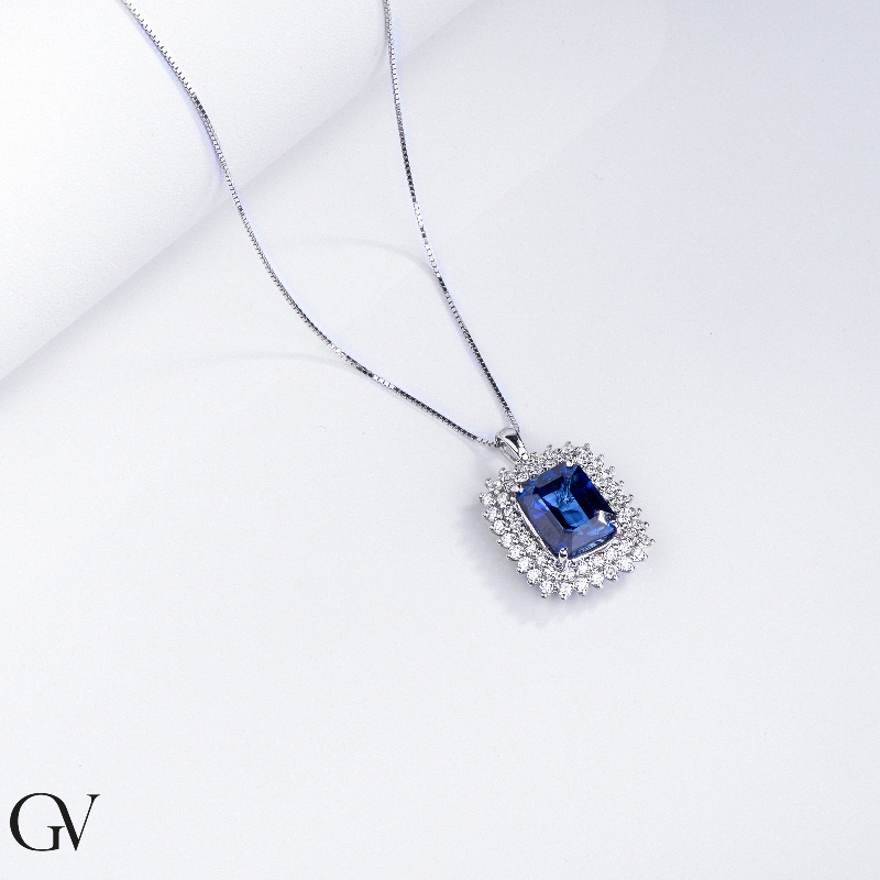 Collier raffiné avec diamants brillants et un saphir bleu central Collier raffiné avec diamants brillants et un saphir bleu central