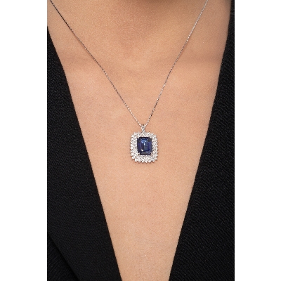 Collier raffiné avec diamants brillants et un saphir bleu central
