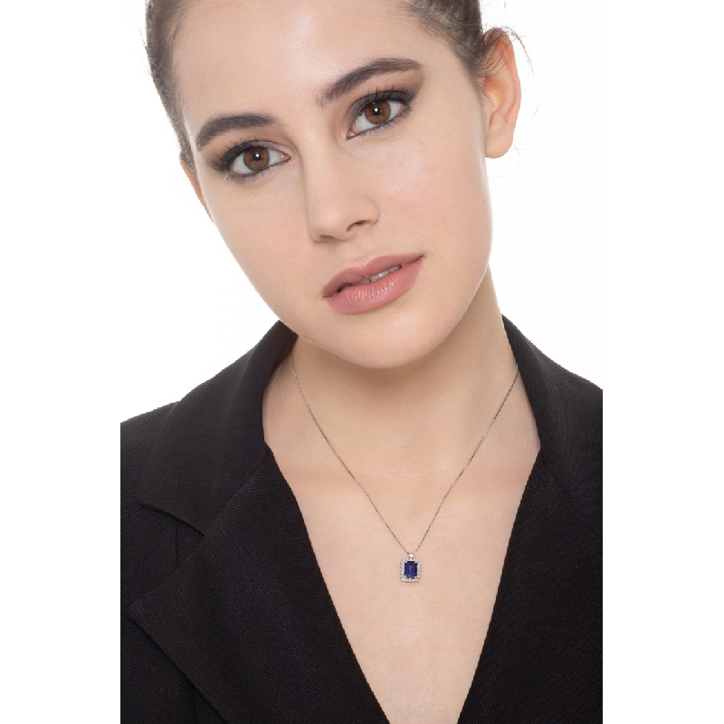 Collier en or blanc 18k saphir bleu taille émeraude et diamants Collier en or blanc 18k saphir bleu taille émeraude et diamants