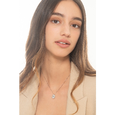 Collier en or blanc 18k avec aquamarine ovale et diamants