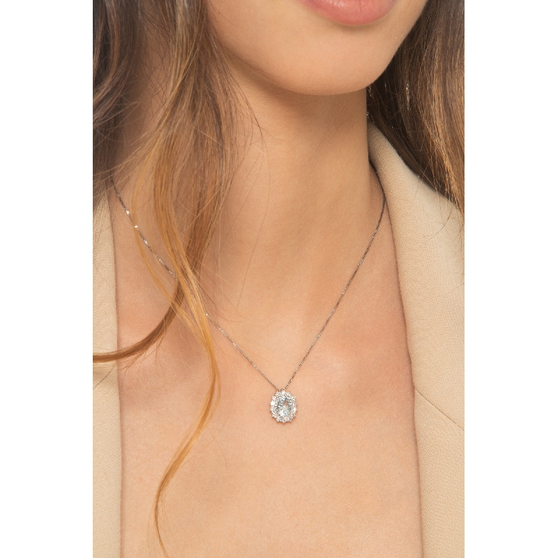 Collier en or blanc 18k avec aquamarine ovale et diamants Collier en or blanc 18k avec aquamarine ovale et diamants