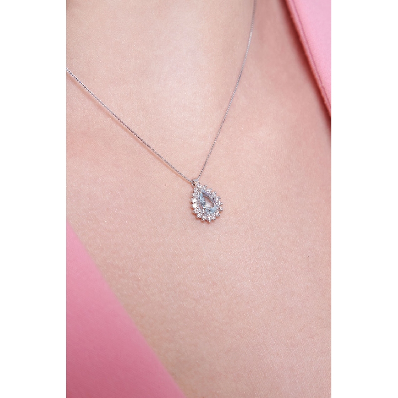 Collier en or blanc 18K avec aigue-marine taille goutte 7x5 mm Collier en or blanc 18K avec aigue-marine taille goutte 7x5 mm