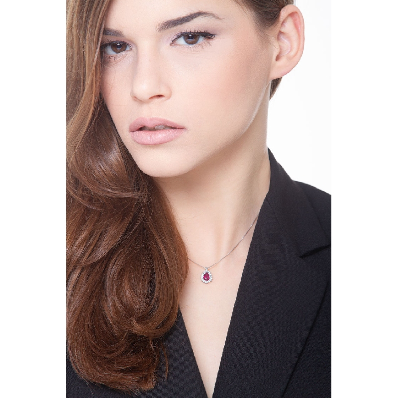 Collier élégant en or blanc serti d'un rubis et de diamants Collier élégant en or blanc serti d'un rubis et de diamants