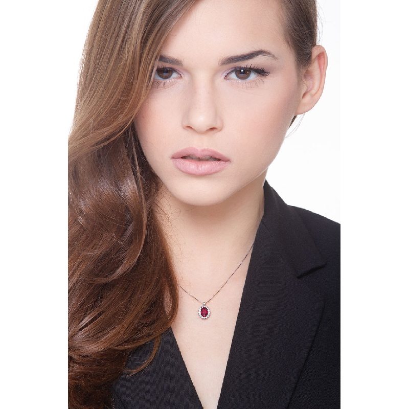 Collier avec rubis ovale et diamants en or blanc 18k Collier avec rubis ovale et diamants en or blanc 18k