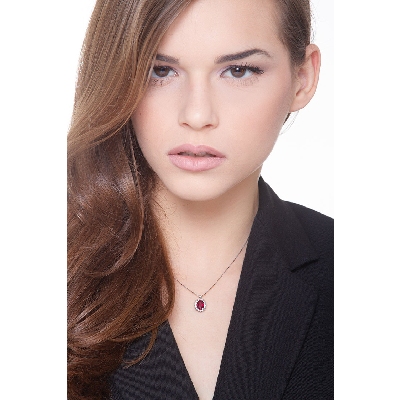 Collier avec rubis ovale et diamants en or blanc 18k