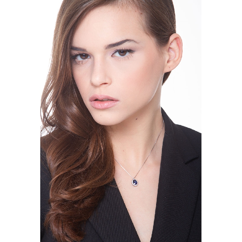 Collier en or blanc 18 carats avec saphir bleu et diamants Collier en or blanc 18 carats avec saphir bleu et diamants