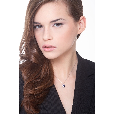 Collier en or blanc 18 carats avec saphir bleu et diamants