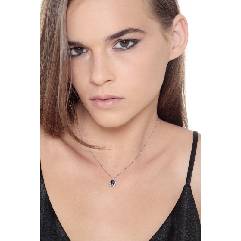 Collier en or blanc 18k avec diamants et saphir bleu ovale au centre Collier en or blanc 18k avec diamants et saphir bleu ovale au centre