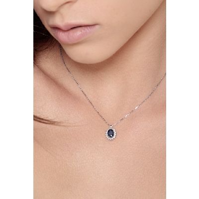 Collier en or blanc 18k avec diamants et saphir bleu ovale au centre